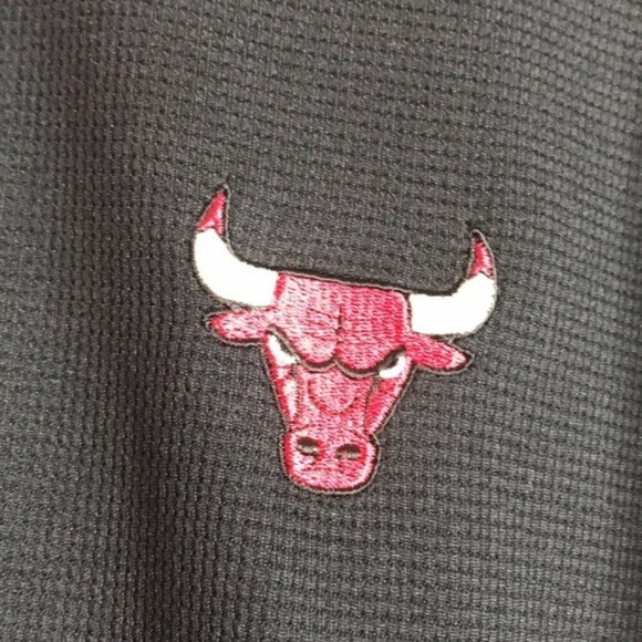 Antiqua black polo with bulls logo on front size XL - Picture 5 of 10